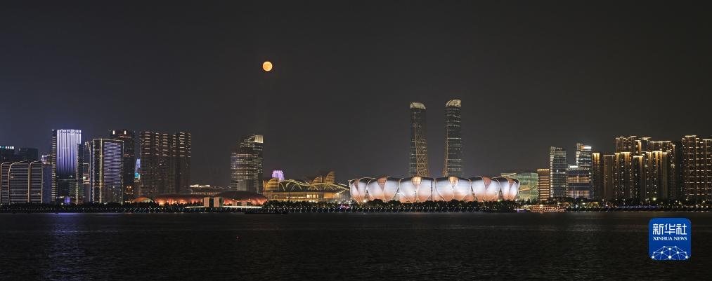 這是9月29日在杭州拍攝的杭州奧體中心體育場和滿月。新華社發(fā)（李忠攝）