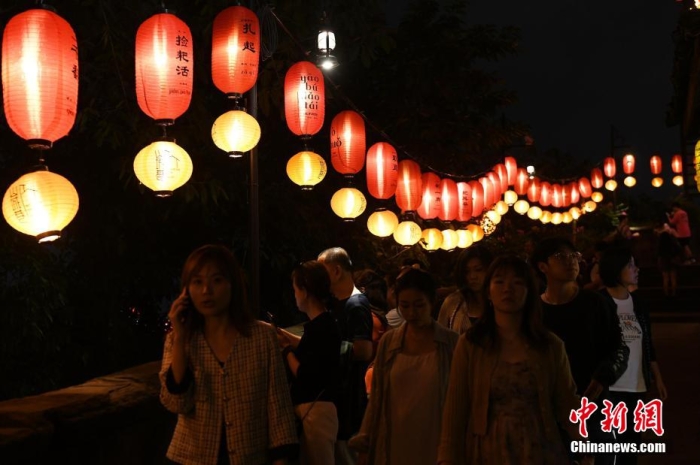 圖為游客夜游山城巷感受山城獨(dú)特魅力。<a target='_blank' href='/' ><p  align=