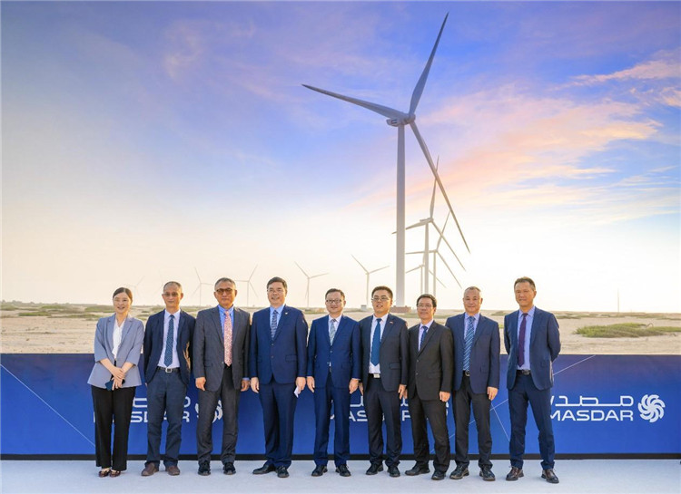 中方建設者在風電場合影。中國電建供圖
