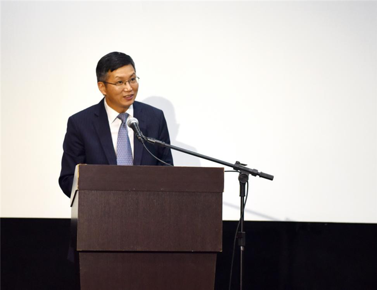 中國駐圣保羅總領(lǐng)事余鵬在開幕活動中致辭。 圣保羅州立大學(xué)孔子學(xué)院供圖