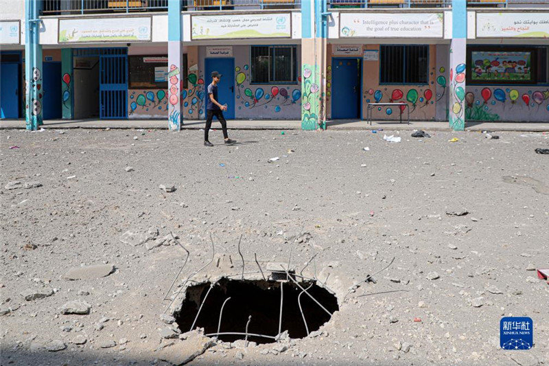 這是10月8日在加沙城一所學(xué)校拍攝的以色列空襲對(duì)地面造成的破壞。新華社發(fā)(里澤克·阿卜杜勒賈瓦德攝)