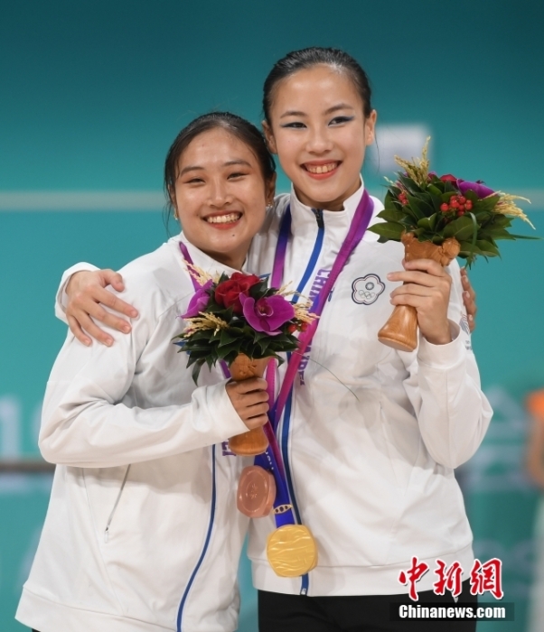 10月7日，杭州第19屆亞運會輪滑項目女子花樣輪滑單人滑長節(jié)目決賽在錢塘輪滑中心舉行。結(jié)合短節(jié)目決賽成績，中國臺北選手洪筱晴(左)以94.38分的總成績奪得女子花樣輪滑單人滑冠軍，中國臺北選手張致如(右)獲得季軍。<a target='_blank' href='/'><p  align=