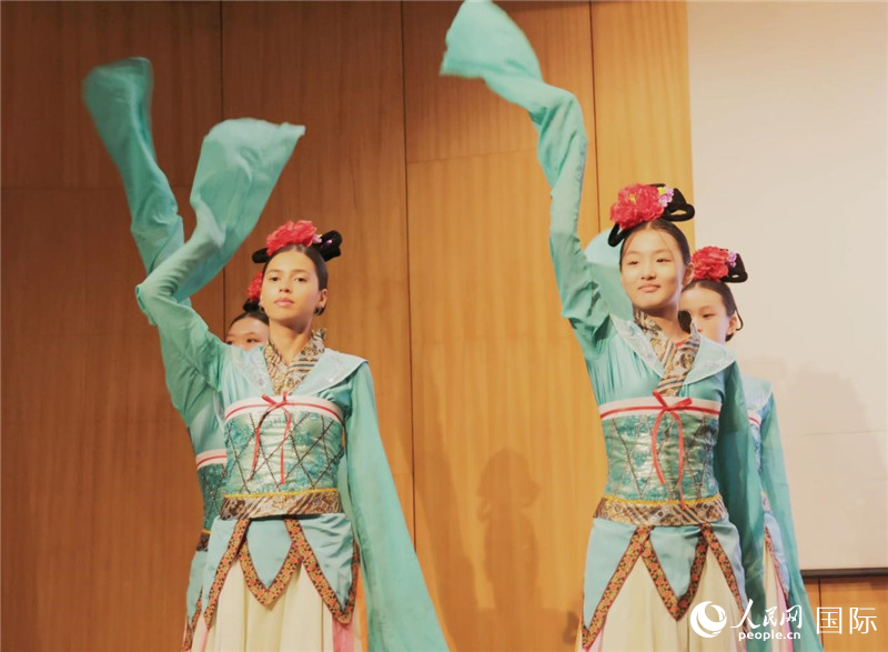 兩國(guó)文化志愿者共同表演中國(guó)傳統(tǒng)舞蹈。人民網(wǎng)記者 陳海琪攝