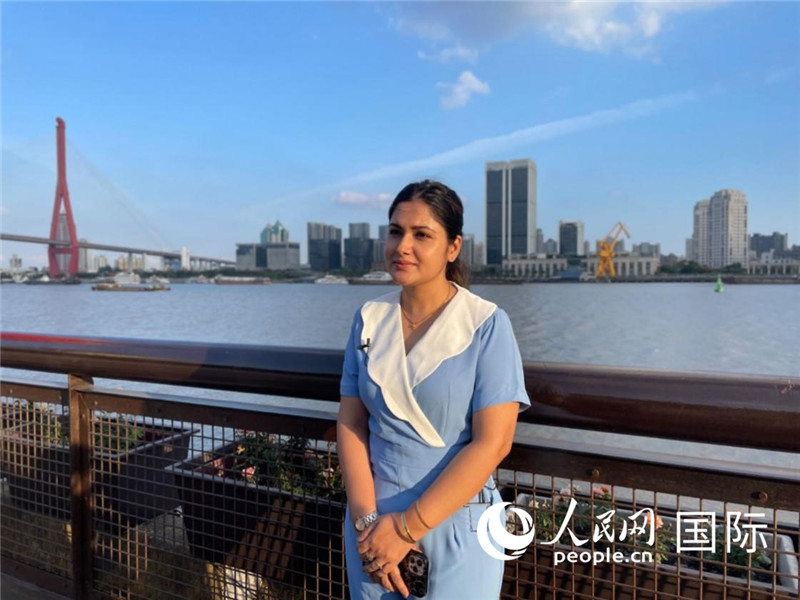 孟加拉國(guó)Channel24電視頻道主持人伊斯拉特·阿敏在上海市楊浦濱江接受采訪。 人民網(wǎng)記者 張榮攝