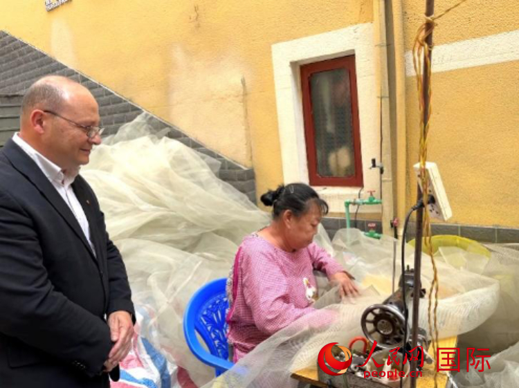 馬耳他瑪格麗特中學(xué)“中國(guó)角”教師馬丁·阿佐帕迪在福建省寧德市下歧村參觀。人民網(wǎng)記者 周雨攝