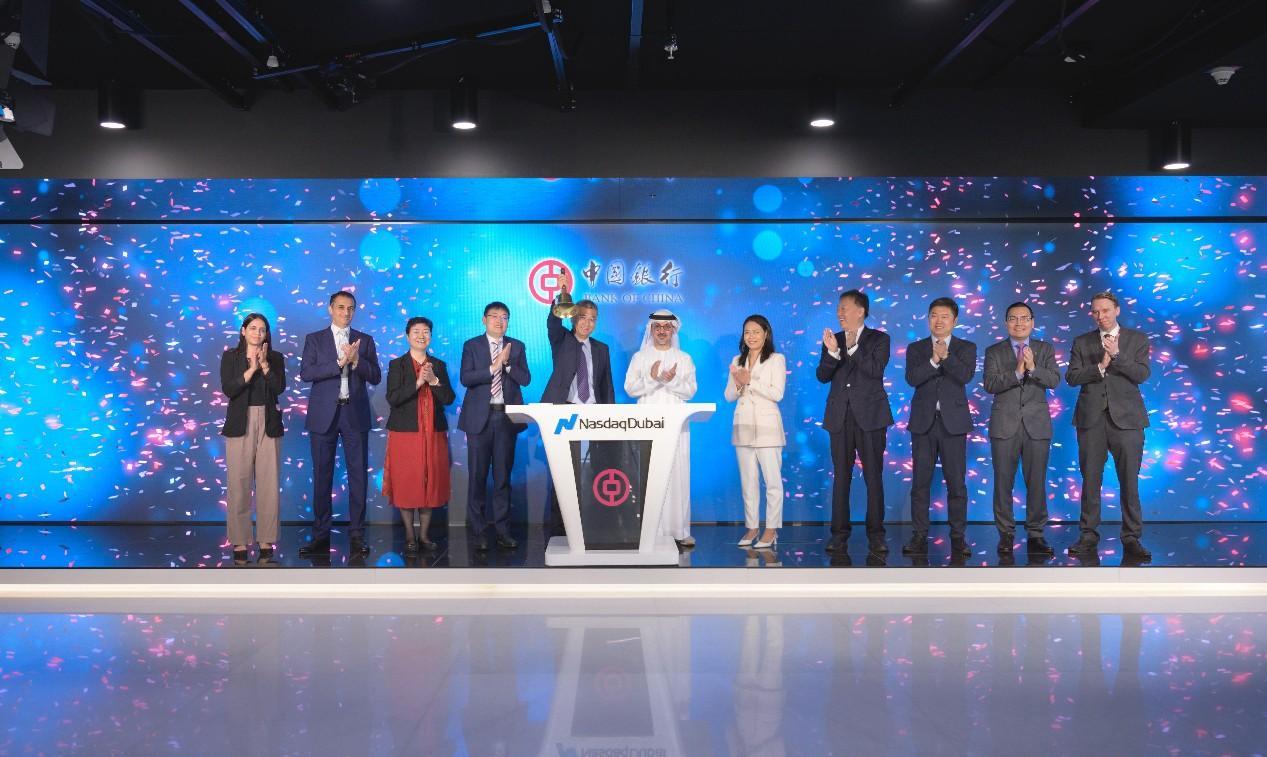 圖為中外嘉賓出席搖鈴儀式。迪拜納斯達克供圖