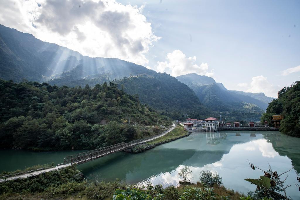這是2022年11月8日拍攝的尼泊爾上馬相迪A水電站大壩。上馬相迪A水電站位于尼泊爾西部勒姆宗縣，2013年1月開工建設(shè)，2017年1月1日投入商業(yè)運營。該水電站投入運營以來，極大緩解了尼泊爾電力緊缺局面。新華社發(fā)（哈里·馬哈爾詹 攝）
