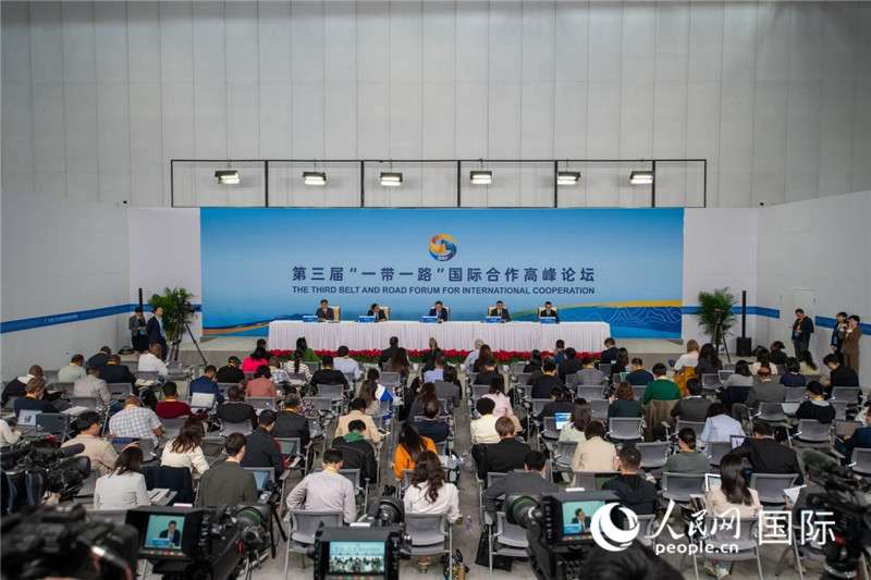 10月16日，第三屆“一帶一路”國(guó)際合作高峰論壇新聞中心在北京國(guó)家會(huì)議中心舉行首場(chǎng)吹風(fēng)會(huì)，邀請(qǐng)自然資源部國(guó)際合作司和相關(guān)單位負(fù)責(zé)人介紹有關(guān)情況，并回答記者提問(wèn)。人民網(wǎng)記者 翁奇羽攝