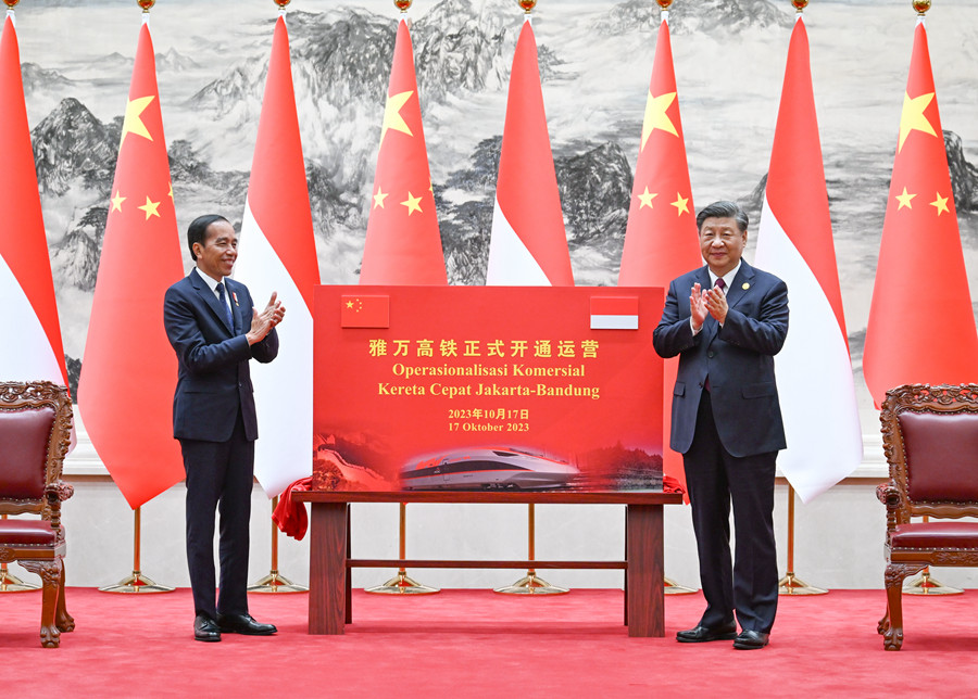 10月17日下午，國(guó)家主席習(xí)近平在北京人民大會(huì)堂同來(lái)華出席第三屆“一帶一路”國(guó)際合作高峰論壇并進(jìn)行國(guó)事訪問(wèn)的印度尼西亞總統(tǒng)佐科舉行會(huì)談。會(huì)談后，兩國(guó)元首共同為雅萬(wàn)高鐵正式開(kāi)通運(yùn)營(yíng)揭幕。