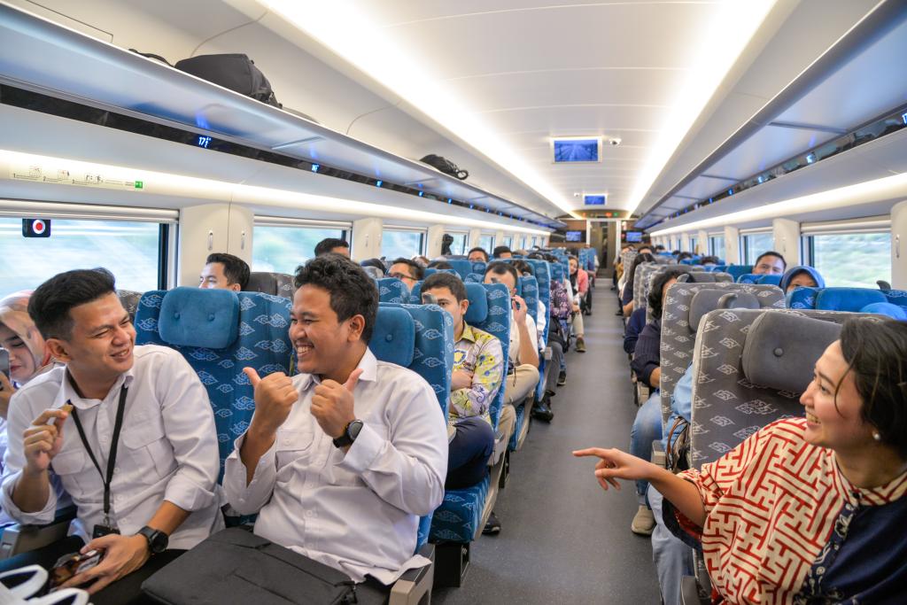 10月17日，乘客在行駛中的雅萬(wàn)高鐵高速動(dòng)車組列車車廂內(nèi)交談。