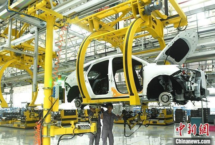 資料圖：汽車(chē)生產(chǎn)車(chē)間內(nèi)的工作人員正在組裝車(chē)輛。 <a target='_blank' href='/'><p  align=