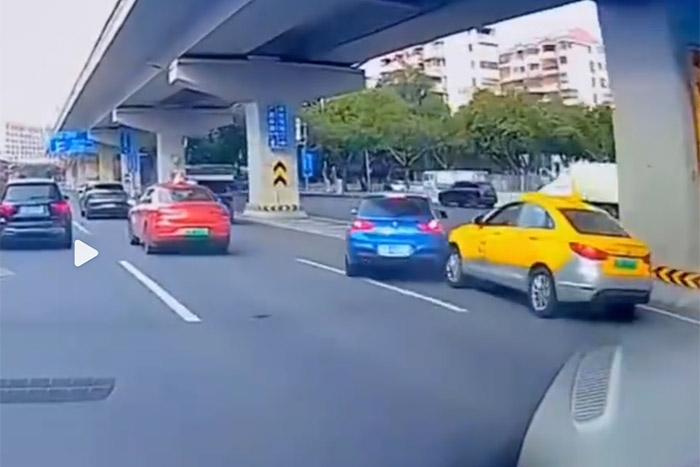 視頻截圖顯示，發(fā)生碰撞的剎那，出租車后方似乎確有車燈點(diǎn)亮。
