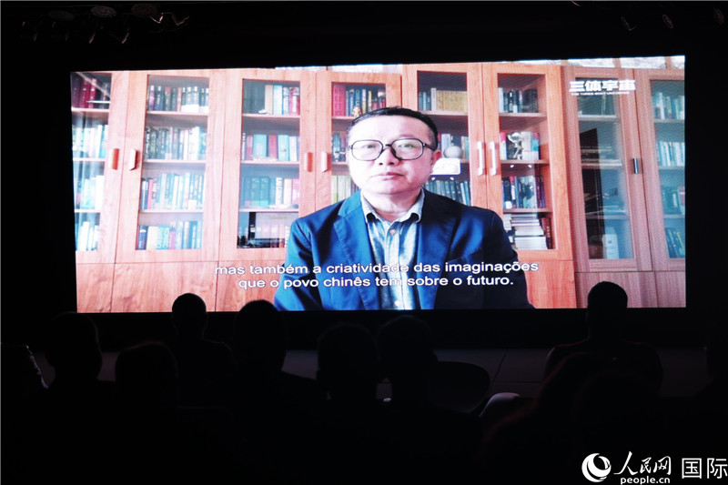 長篇小說《三體》作者劉慈欣通過視頻致辭。 人民網(wǎng)記者 時元皓攝