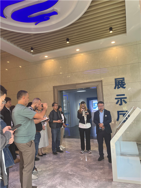 （在文瀾智谷中試產(chǎn)業(yè)基地，中外記者深入了解科技轉(zhuǎn)化情況 趙橙涔攝）