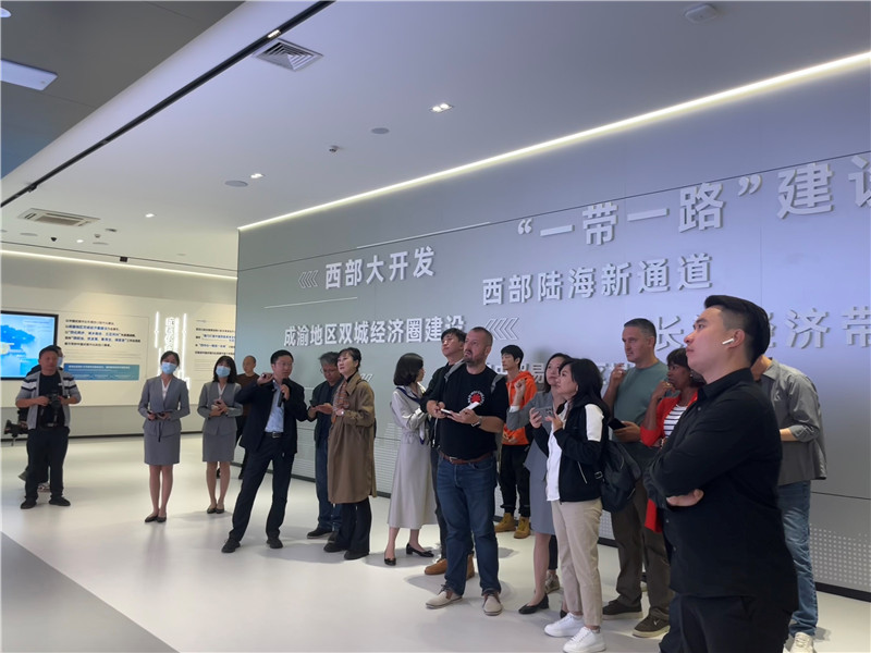 （成都國際鐵路港展廳，中外記者邊聽邊記，了解成都國際鐵路港運(yùn)行情況 趙橙涔攝