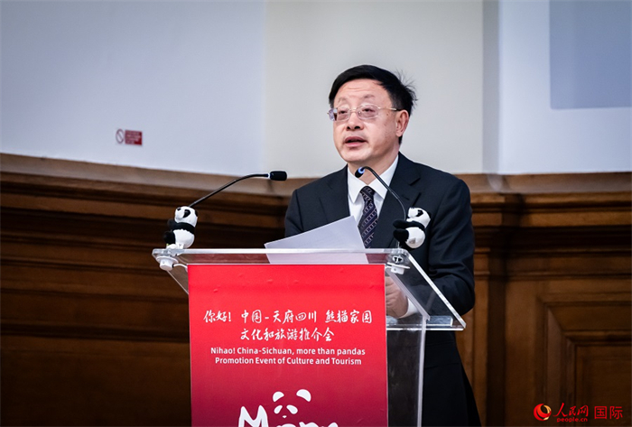 四川省文化和旅游廳廳長戴允康作文化旅游推介。人民網(wǎng) 郭錦標(biāo)攝