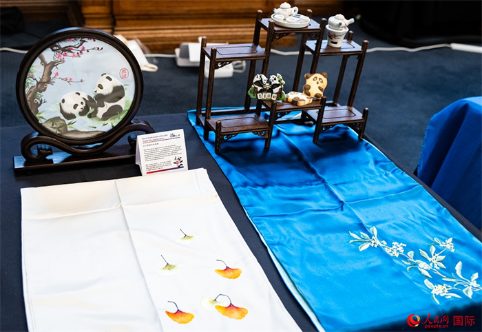 活動現(xiàn)場的現(xiàn)場文創(chuàng)展、互動體驗區(qū)、非遺區(qū)展示。人民網(wǎng) 郭錦標(biāo)攝