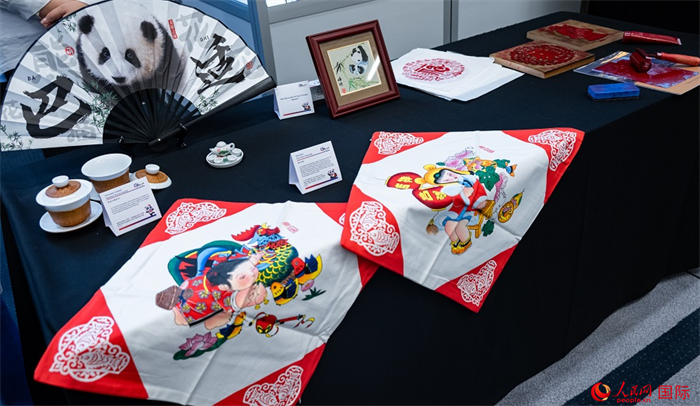 活動現(xiàn)場的現(xiàn)場文創(chuàng)展、互動體驗區(qū)、非遺區(qū)展示。人民網(wǎng) 郭錦標(biāo)攝