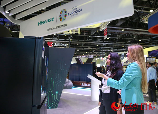 訪客在海信集團展臺參觀。人民網(wǎng) 塔里克·易卜拉欣攝