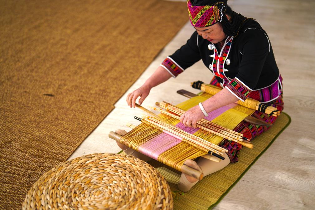 4月17日，黎族傳統(tǒng)紡染織繡技藝國家級代表性傳承人劉香蘭在2023年意大利米蘭設(shè)計周上展示黎錦織造技藝。新華社發(fā)