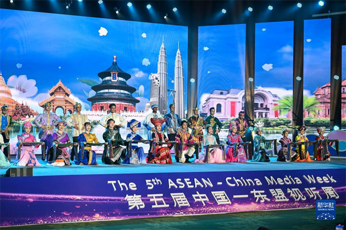 10月21日，在馬來(lái)西亞行政首都普特拉賈亞，演員在第五屆中國(guó)—東盟視聽(tīng)周開(kāi)幕活動(dòng)上表演。新華社記者 程一恒 攝