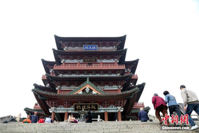 資料圖：中國(guó)農(nóng)歷九月初九，重陽佳節(jié)。民眾來到位于江西南昌的滕王閣旅游區(qū)，登高祈福。<a target='_blank' href='/'><p  align=
