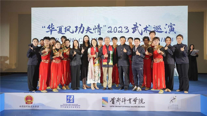 張益明大使與首都體育學(xué)院藝術(shù)團(tuán)合影。中國(guó)駐阿聯(lián)酋大使館供圖