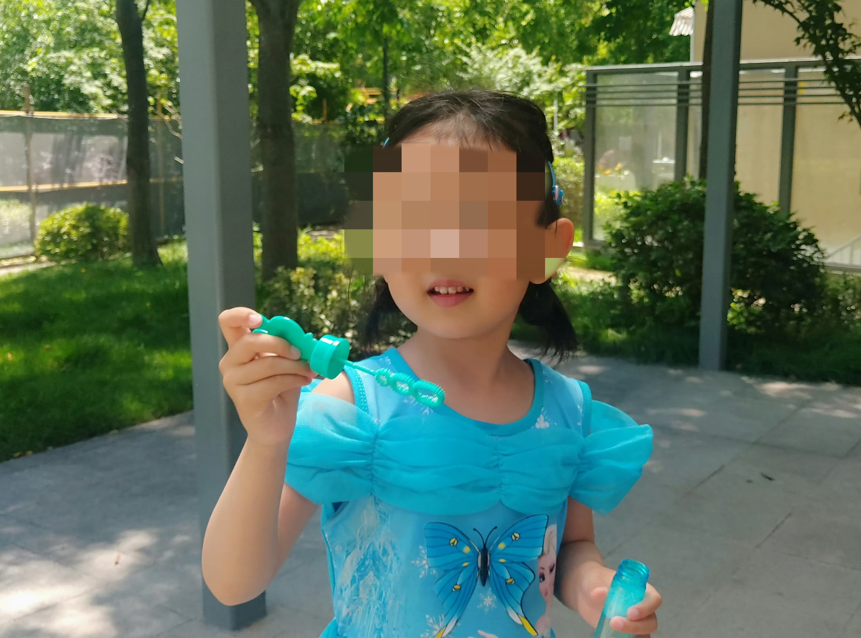 海灘失蹤女童。圖源：女童家人社交賬號