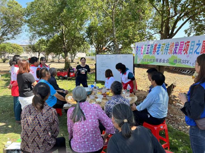 10月23日，廣東韶關(guān)農(nóng)村的互助養(yǎng)老探索，結(jié)合仁化縣董塘鎮(zhèn)新龍村的重陽(yáng)節(jié)活動(dòng)，將村支書(shū)、婦女主任、項(xiàng)目管理人員、新龍村助老員、村民志愿者、健康熱心的老人聚集在一起。 受訪者供圖