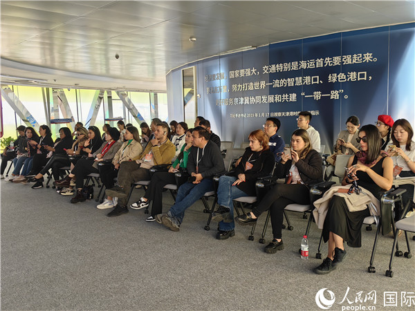外媒記者探訪天津港北疆港區(qū)C段智能化集裝箱碼頭。人民網(wǎng)記者 符園園攝