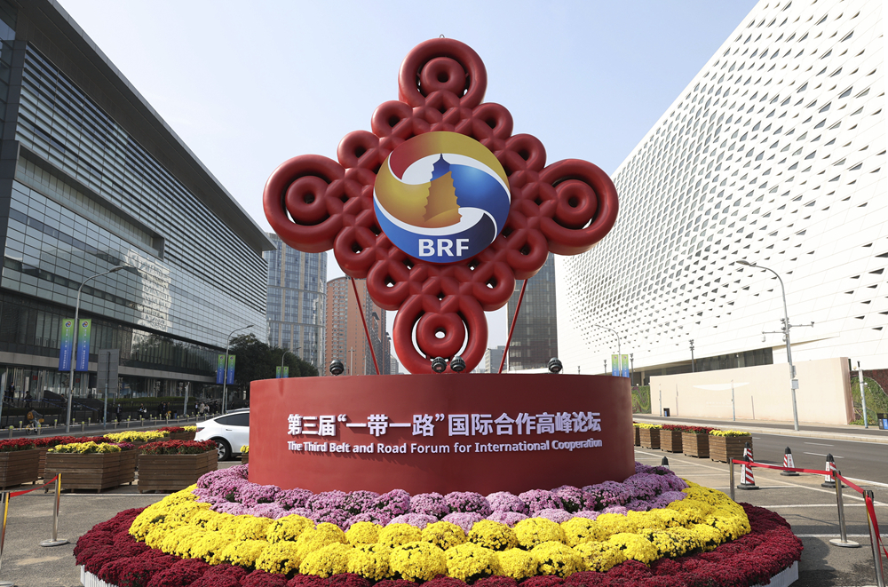 這是在北京國家會議中心附近拍攝的“一帶一路”國際合作高峰論壇景觀布置（2023年10月17日攝）。新華社記者 陳斌 攝