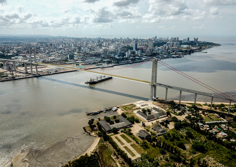 這是2019年4月8日在莫桑比克首都馬普托拍攝的馬普托大橋（無人機照片）。新華社記者 張宇 攝