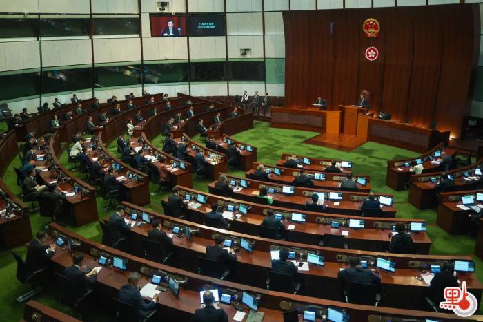 李家超在立法會宣讀新一份施政報(bào)告。圖片來源：香港“點(diǎn)新聞” 麥鈞杰 攝
