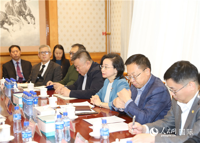 1.2023年10月30日，沈敏娟（右三）大使與中企代表座談。人民網(wǎng)記者 霍文攝