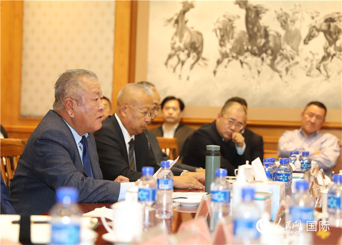 2.2023年10月30日，張義波（左一）會長匯報商會工作情況。人民網(wǎng)記者 霍文攝