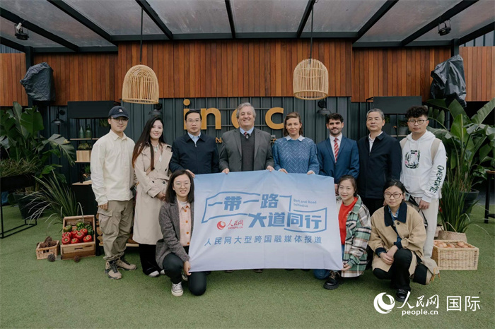 在烏拉圭第118屆普拉多牧農(nóng)業(yè)國(guó)際博覽會(huì)上，烏拉圭國(guó)家肉類協(xié)會(huì)主席與人民網(wǎng)記者合影。人民網(wǎng)記者 張若涵攝
