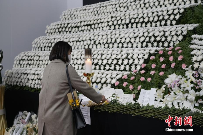 當(dāng)?shù)貢r(shí)間11月1日23時(shí)45分許，韓國(guó)民眾在位于首爾廣場(chǎng)的集體焚香所悼念梨泰院踩踏事故遇難者。 <a target='_blank' href='/'><p  align=