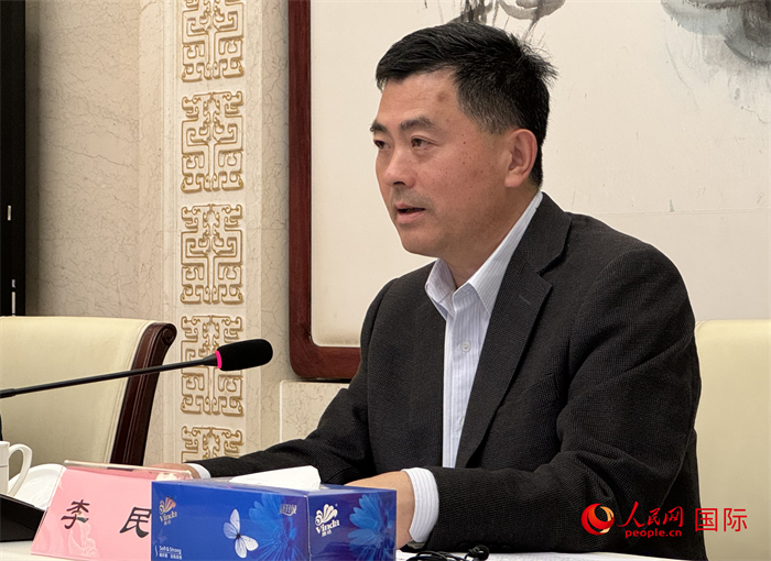10月31日，歐美同學(xué)會秘書長李民在第五屆中法文化論壇媒體吹風(fēng)會上講話。（人民網(wǎng) 謝瑩攝）