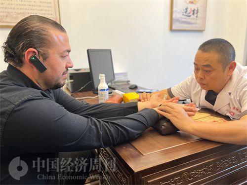   （外媒記者走進(jìn)中醫(yī)堂，問(wèn)診中醫(yī)名師。中國(guó)經(jīng)濟(jì)周刊記者 郭志強(qiáng)攝）
