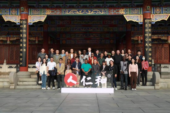 2023“一帶一路”媒體合作論壇聯(lián)合采訪團(tuán)參觀仁和集團(tuán)。（受訪者供圖）