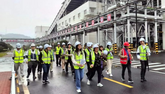   2023“一帶一路”媒體合作論壇聯(lián)合采訪團(tuán)走進(jìn)國(guó)家電投江西公司分宜電廠廠區(qū)。（本報(bào)記者 周歡攝）