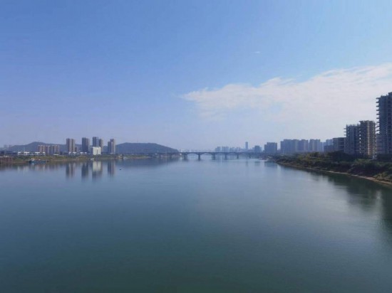　　10月24日，在清水塘大橋景觀通道上拍攝的湘江景色。本報記者 常雯宜攝