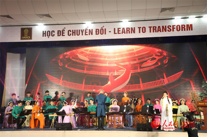 越南新活力民族樂團(tuán)的藝術(shù)家在進(jìn)行演奏。人民網(wǎng)記者楊曄攝
