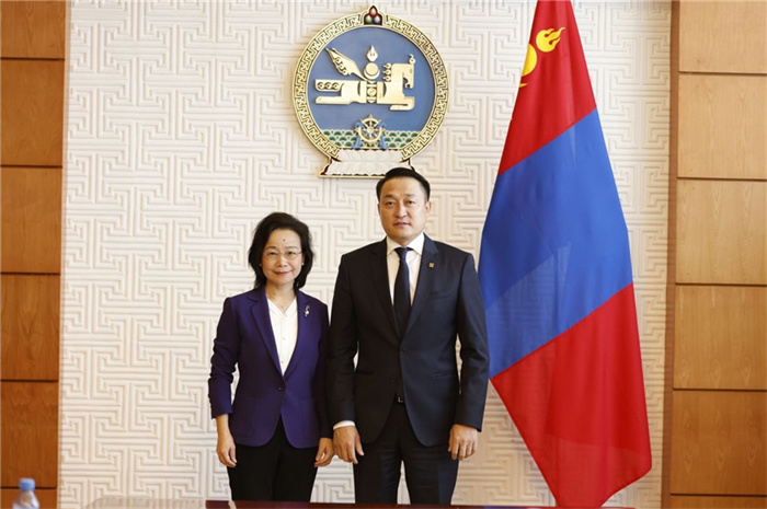10月31日，中國(guó)駐蒙古國(guó)大使沈敏娟到任拜會(huì)蒙政府辦公廳主任兼蒙古人民黨總書記阿瑪爾巴伊斯格楞（右）。中國(guó)駐蒙古使館供圖