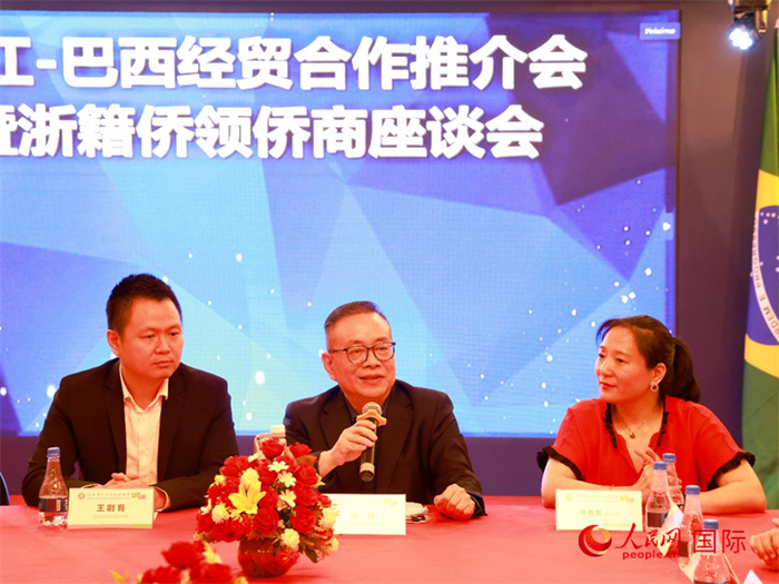 浙江海外聯(lián)誼會常務(wù)副會長徐旭（中）和與會僑領(lǐng)僑商座談。人民網(wǎng)記者 陳海琪攝