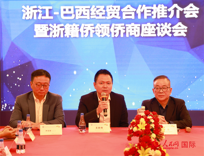 中國駐里約代總領(lǐng)事王尉育（中）在活動(dòng)中致辭。人民網(wǎng)記者 陳海琪攝
