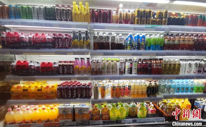 某超市的飲料區(qū)。 <a target='_blank' href='/' ><p  align=