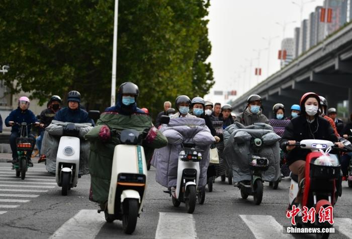 11月3日，河北石家莊迎降溫天氣，市民“捂”裝出行。 <a target='_blank' href='/'><p  align=
