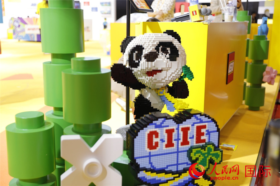 11月5日，消費(fèi)品展區(qū)展出的進(jìn)博會(huì)吉祥物進(jìn)寶造型積木。人民網(wǎng)記者 李美玉攝