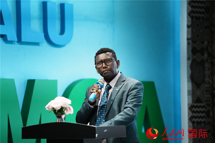 所羅門群島總理代表吉姆森·菲奧·塔南噶達(dá)發(fā)表致辭。人民網(wǎng) 彭昱凱攝